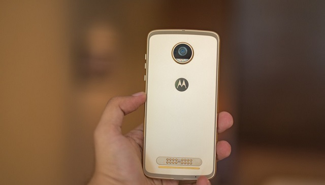 Pantaskah merogoh Rp6,6 juta untuk Moto Z2 Play?