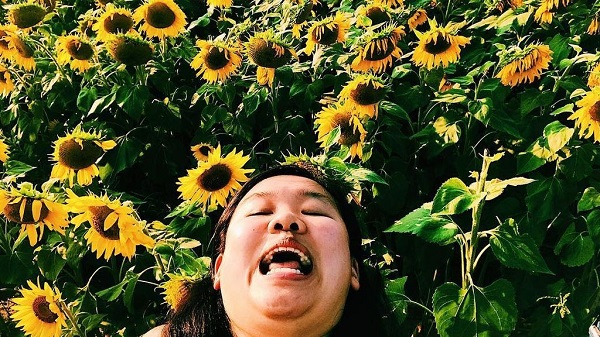 Apa itu pose chinning yang sedang ngetren di Instagram?