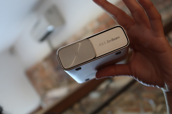 Asus ZenBeam Go E1Z, proyektor mini sekaligus powerbank