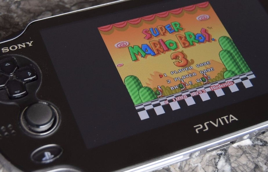 Sony bakal hentikan produksi gim fisik PS Vita