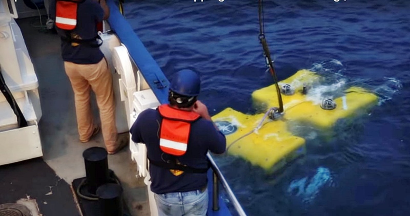 Para ilmuwan mencari meteorit yang jatuh di laut