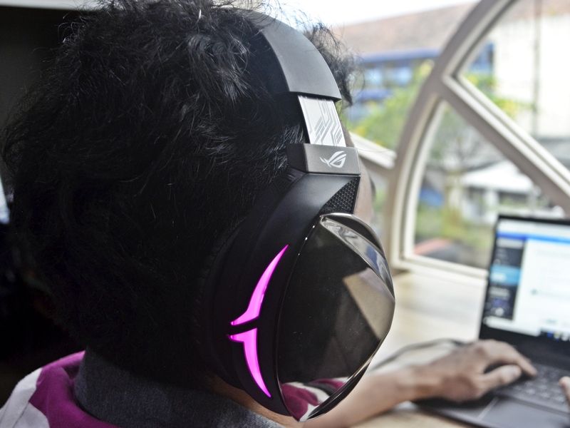 Headset gaming ini dilengkapi sensor gestur tangan