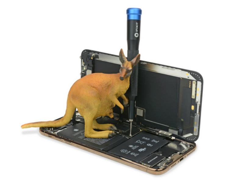 Membongkar komponen di bawah cover iPhone XS senilai Rp4 juta