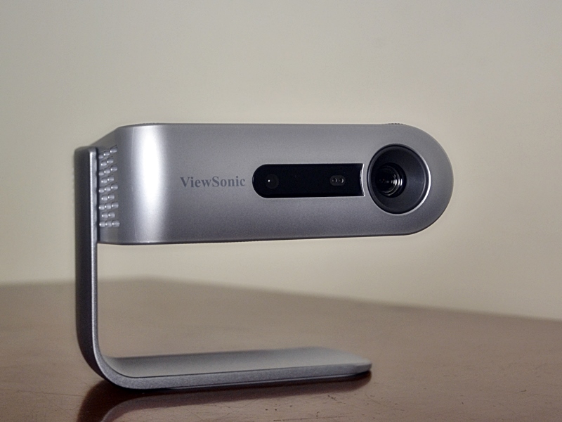 Proyektor portabel dengan suara andal