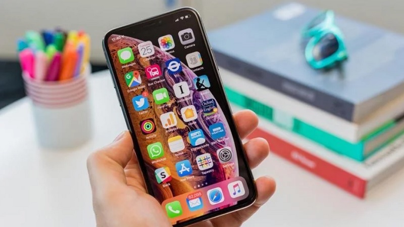 Sejumlah warganet minta iPhone ke bos Apple