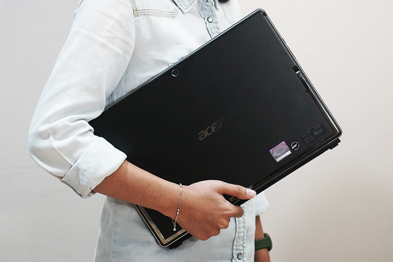 Acer Switch 7 Black Edition mirip mobil sport convertible