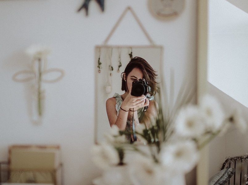 10 Caption Instagram kece selfie mirror