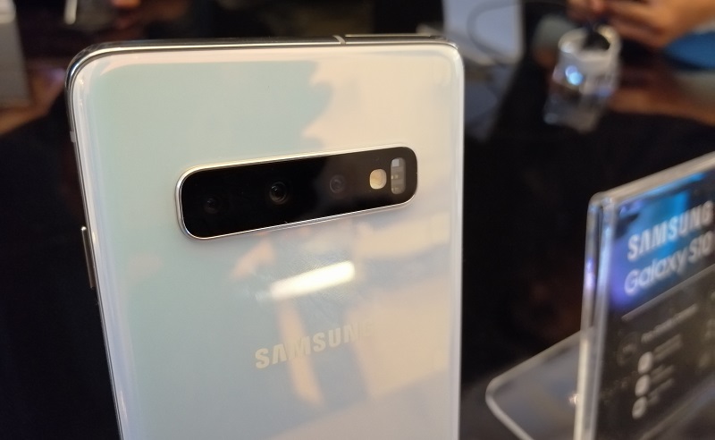 Cara pakai fitur PowerShare di Galaxy S10+