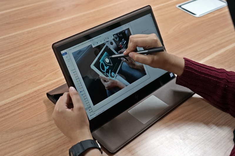 HP Spectre Folio 13, laptop berlapis kulit bergaya flamboyan