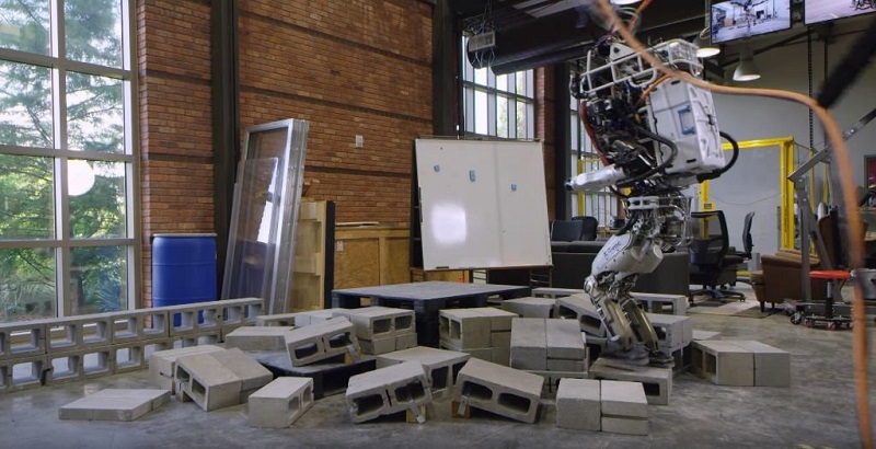 Robot ini lancar berjalan di permukaan yang tidak rata