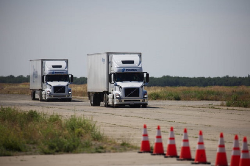 Teknologi ini bisa bikin truk ikuti kendaraan di depannya