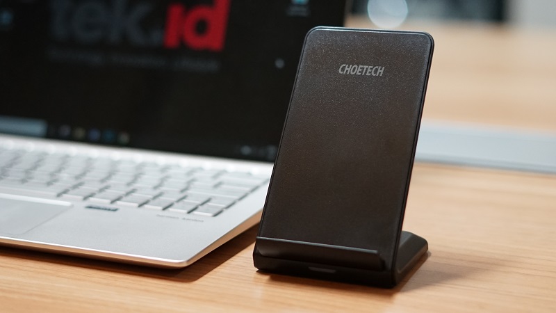 Choetech T524-S, bisa charge nirkabel sambil mantau medsos