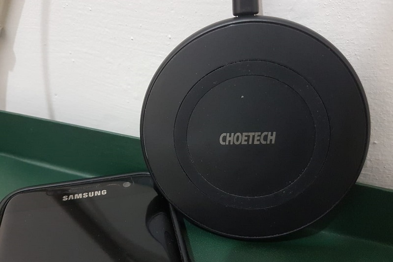 Choetech T526-S, charger nirkabel yang cocok di kantor