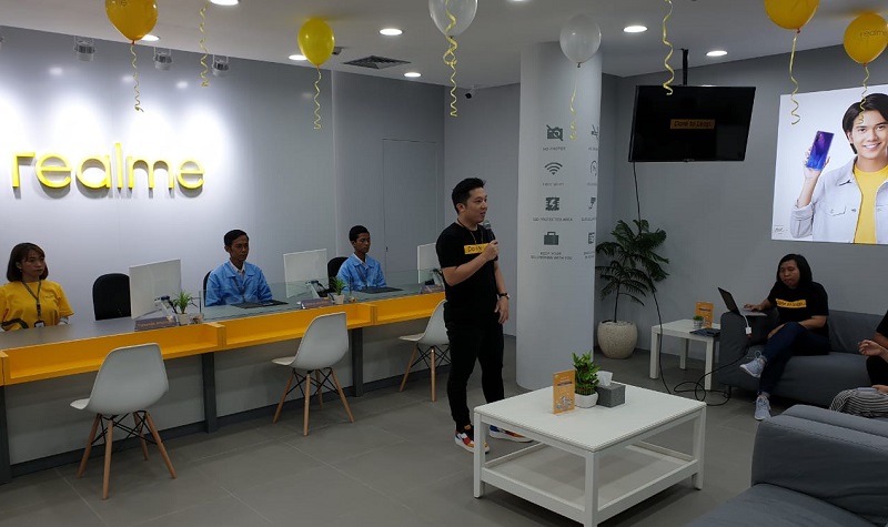 Realme resmikan toko & service center di Surabaya