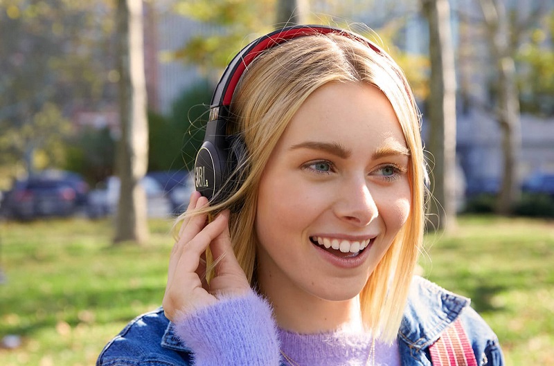 Headphone JBL dibekali panel surya