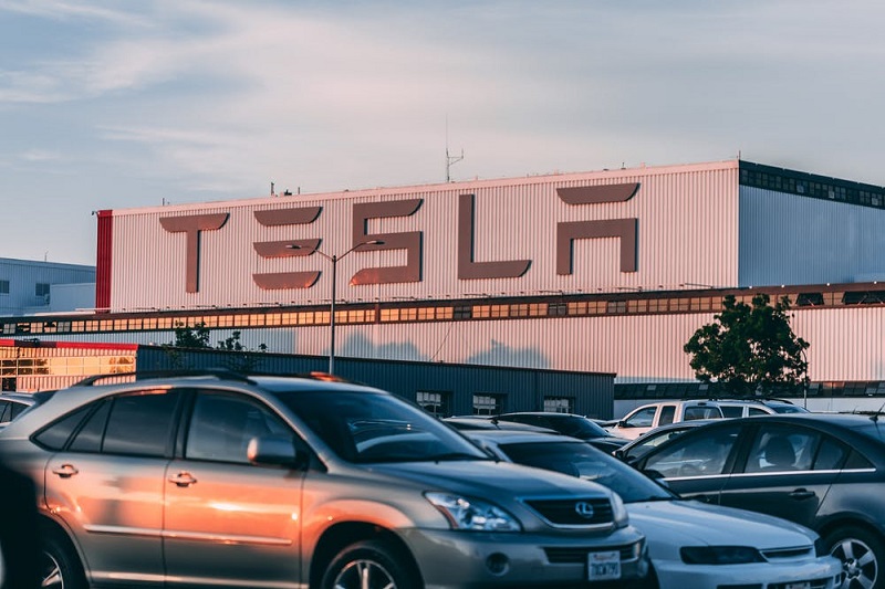 Mobil Tesla diklaim lakukan akselerasi tiba-tiba