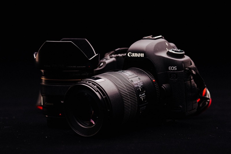 Canon tutup sementara lima pabrik karena corona