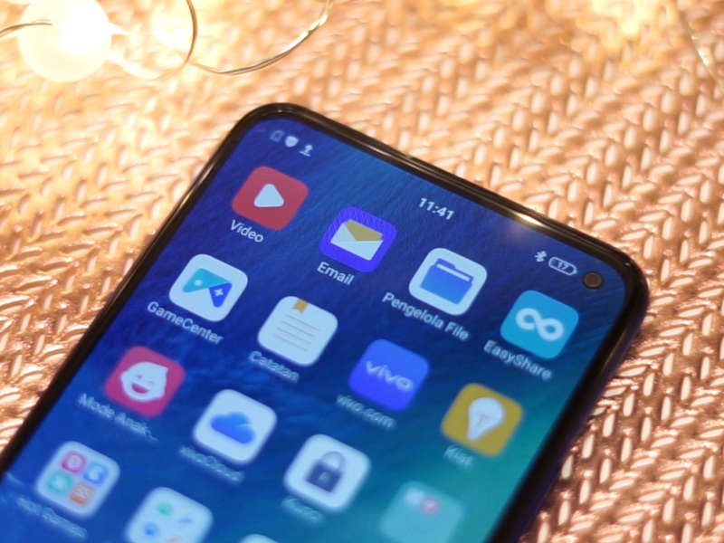 Vivo V19 ada yang pakai 2 kamera punch hole?