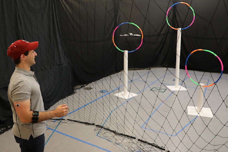 Sensor otot bisa kendalikan drone menggunakan gerakan tangan