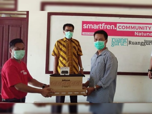 Smartfren dan Ruangguru beri bantuan ke 5 sekolah di Natuna