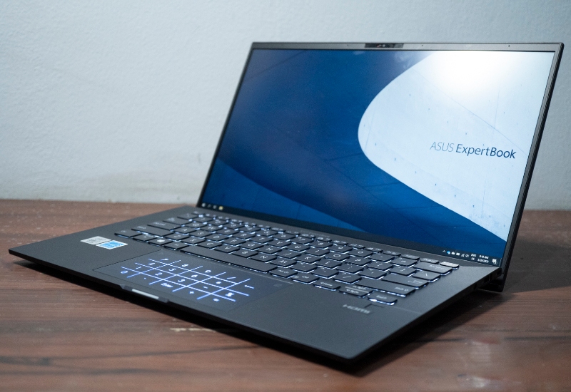 Hands-On ExpertBook B9450, baterainya tahan seharian!