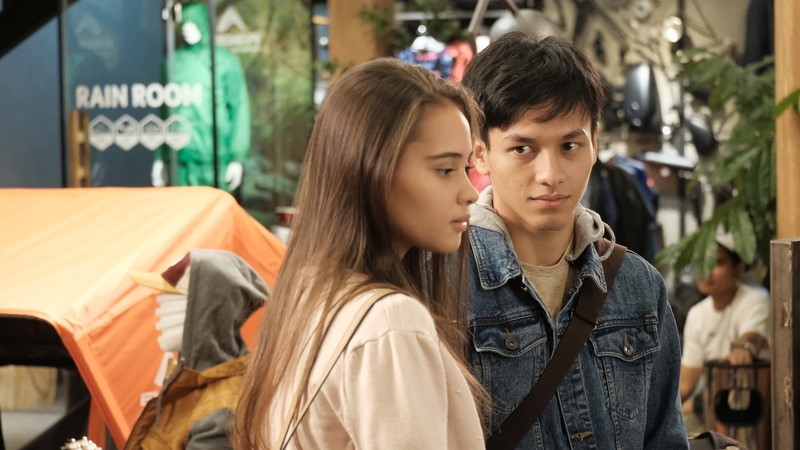 Seperti Hujan yang Jatuh ke Bumi, terjebak cinta friendzone