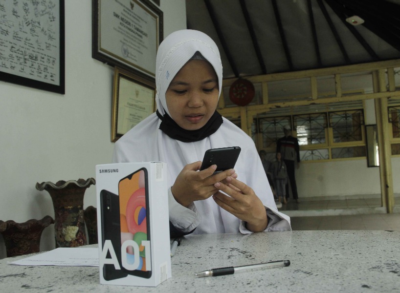 Samsung salurkan 200 unit Galaxy A01 Core untuk PJJ di Bangka Belitung