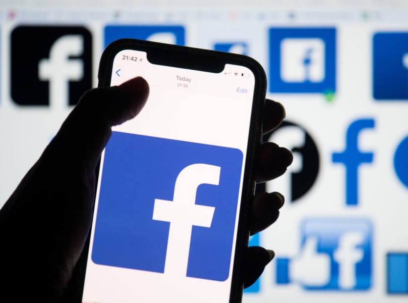 Facebook uji dark mode gelap di aplikasi mobile
