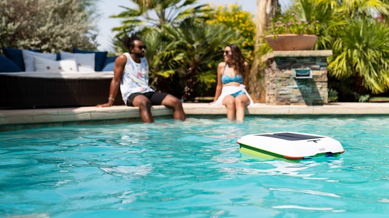 Robot ini punya sensor untuk bersihkan kolam renang