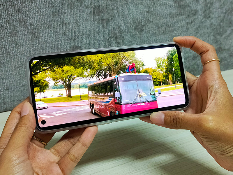 Streaming Netflix pakai OPPO Reno5 Marvel Edition