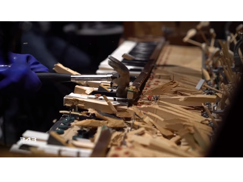 Pengembang gim Halo Infinite hancurkan sebuah piano