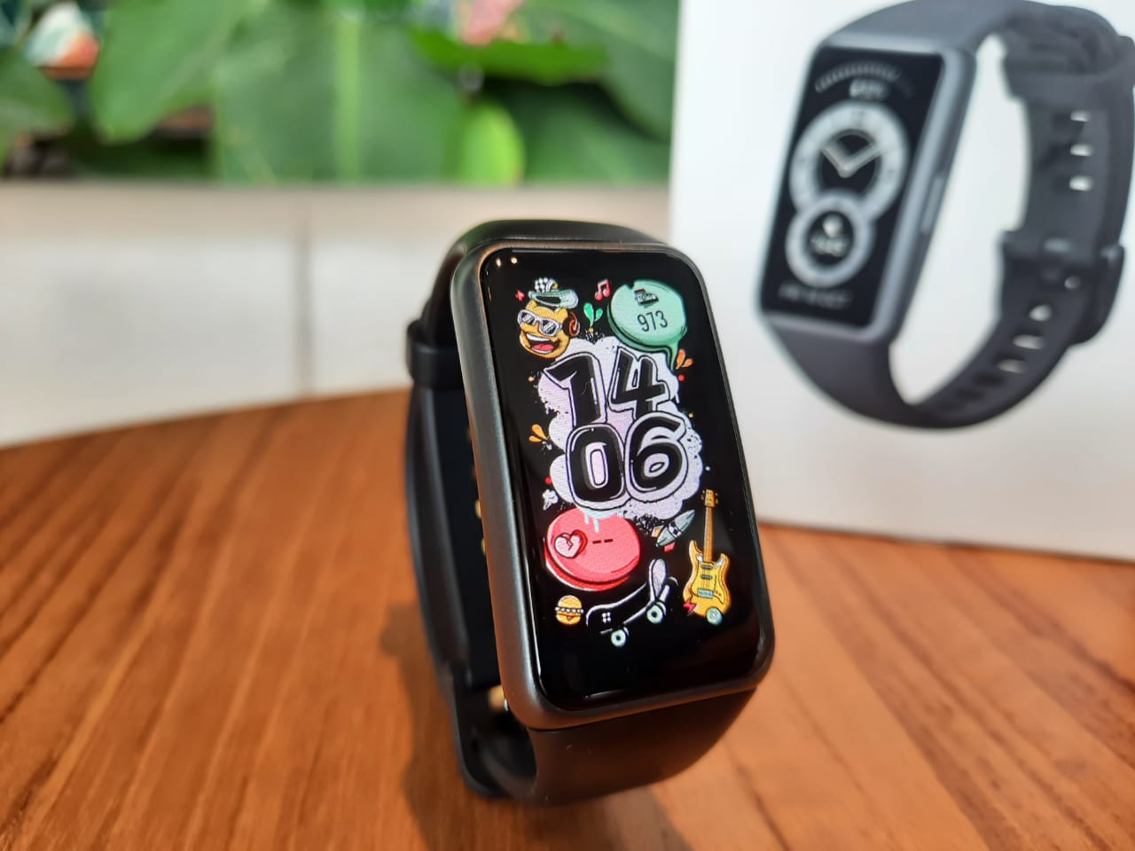 Review Huawei Band 6, layarnya luas banget