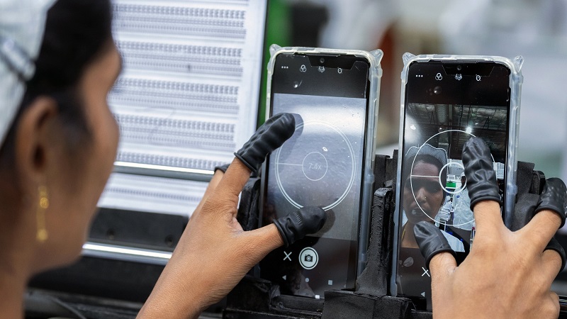 Produksi iPhone 12 di India turun 50%