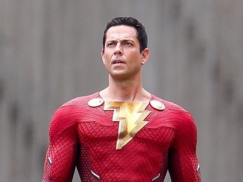 Zachary Levi tampil dengan kostum baru Shazam