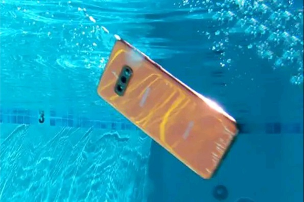 Cara mudah ketahui smartphone tahan air atau tidak