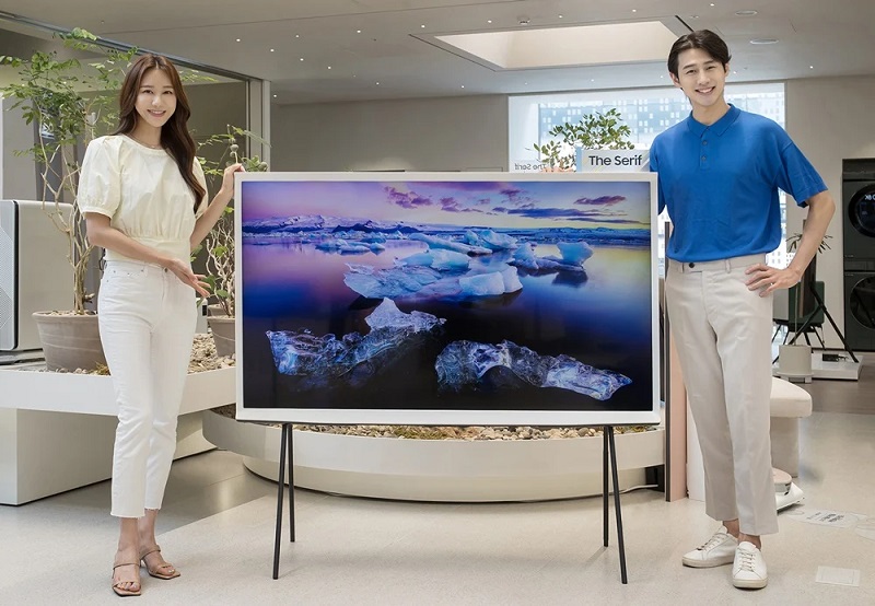 TV Samsung The Serif 65 inci dibuat mirip furnitur
