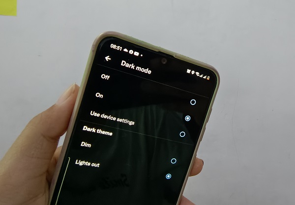Mode gelap Twitter kini bisa sesuaikan pengaturan ponsel