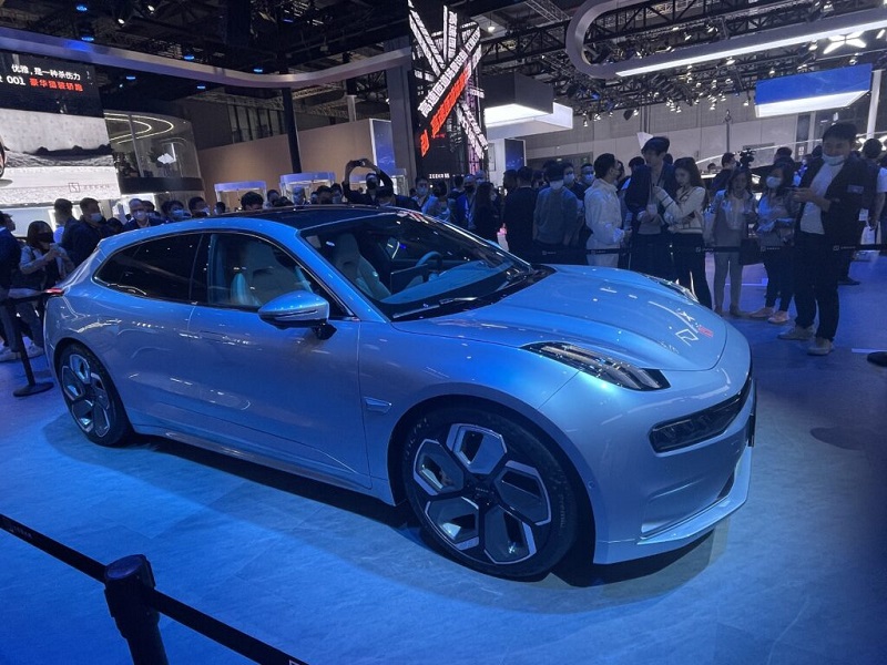 Mobil listrik Zeekr 001 punya jarak tempuh hingga 700 km