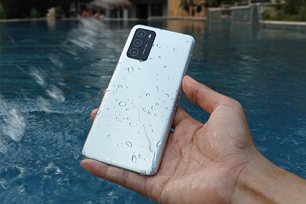 IPX4 memang tahan air, tapi tidak untuk direndam