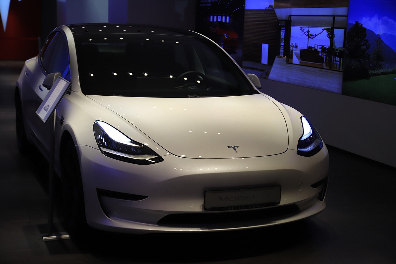Tesla jual mobil listrik tanpa USB akibat kekurangan chip