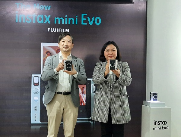 Instax mini Evo tampil klasik dengan konsep analog 