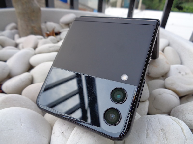 Samsung Galaxy Z Flip lebih laku dari Galaxy S Series