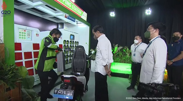 Presiden Joko Widodo targetkan 2 juta kendaraan listrik pada 2025