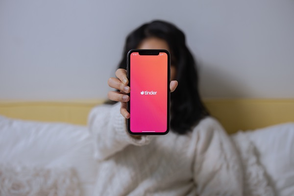 Pengguna Tinder kini bisa cek latar belakang pasangan