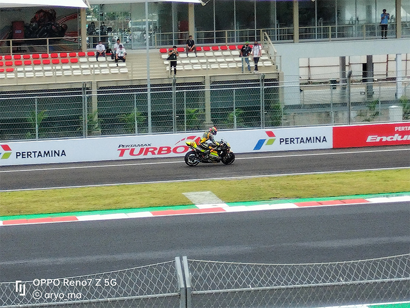 Tangkap aksi rider MotoGP pakai Reno7 Z 5G di Mandalika