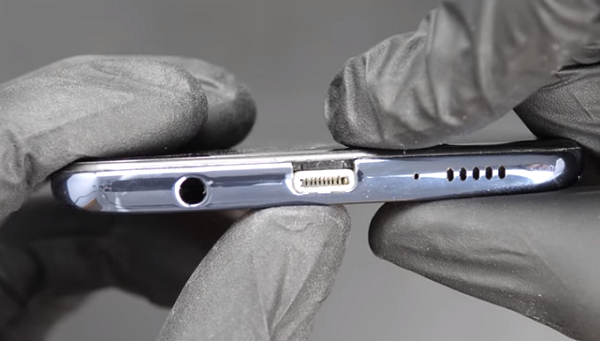 Ponsel Android ini dimodifikasi pakai port Lightning Apple