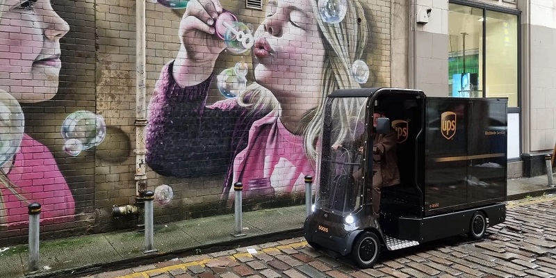 UPS uji coba pengiriman menggunakan van listrik mini