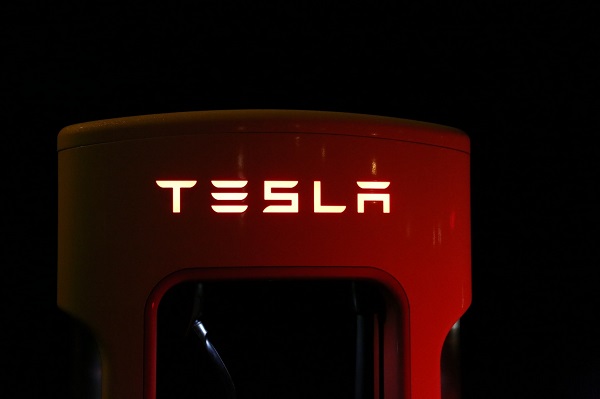 Batal beli Twitter, saham Tesla naik 14,51%