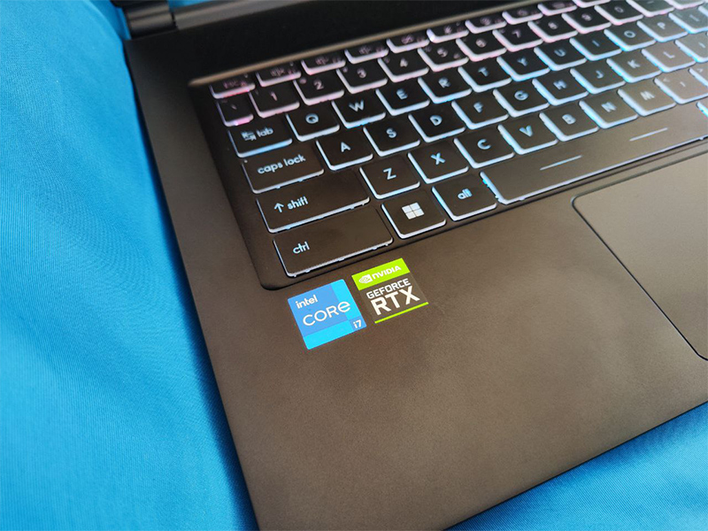 Review MSI Stealth 15M - B12U