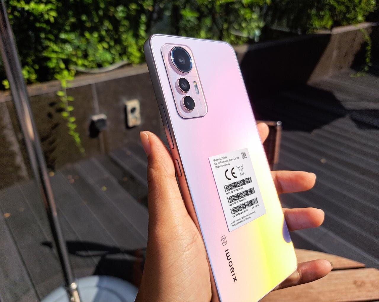 Hands-on Xiaomi 12 Lite, desainnya tipis & ringan